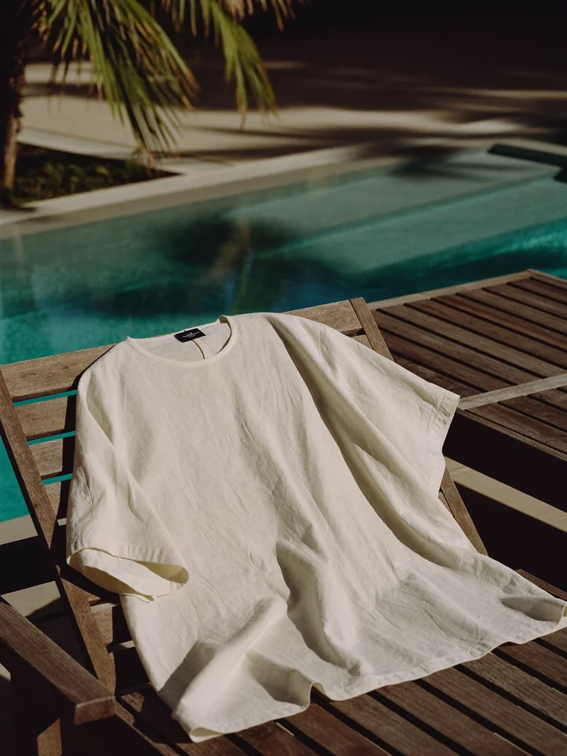 Kaftan de plage en lin drapé sur un transat au bord de la piscine